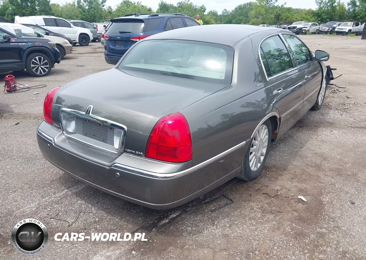 2003 Lincoln Town Car Signature VIN:1LNHM82W33Y696457 - 4
