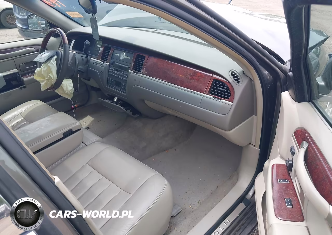 2003 Lincoln Town Car Signature VIN:1LNHM82W33Y696457 - 5
