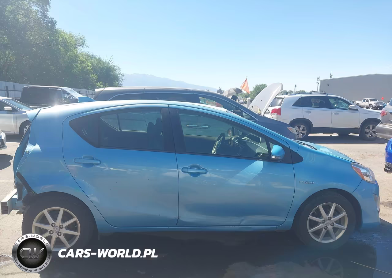 2015 Toyota Prius C Three VIN:JTDKDTB37F1113095 - 14