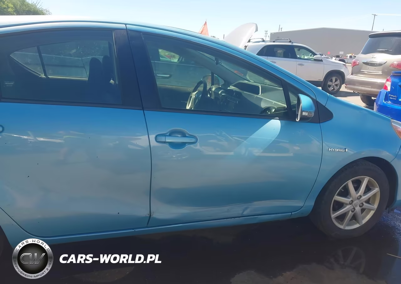 2015 Toyota Prius C Three VIN:JTDKDTB37F1113095 - 18