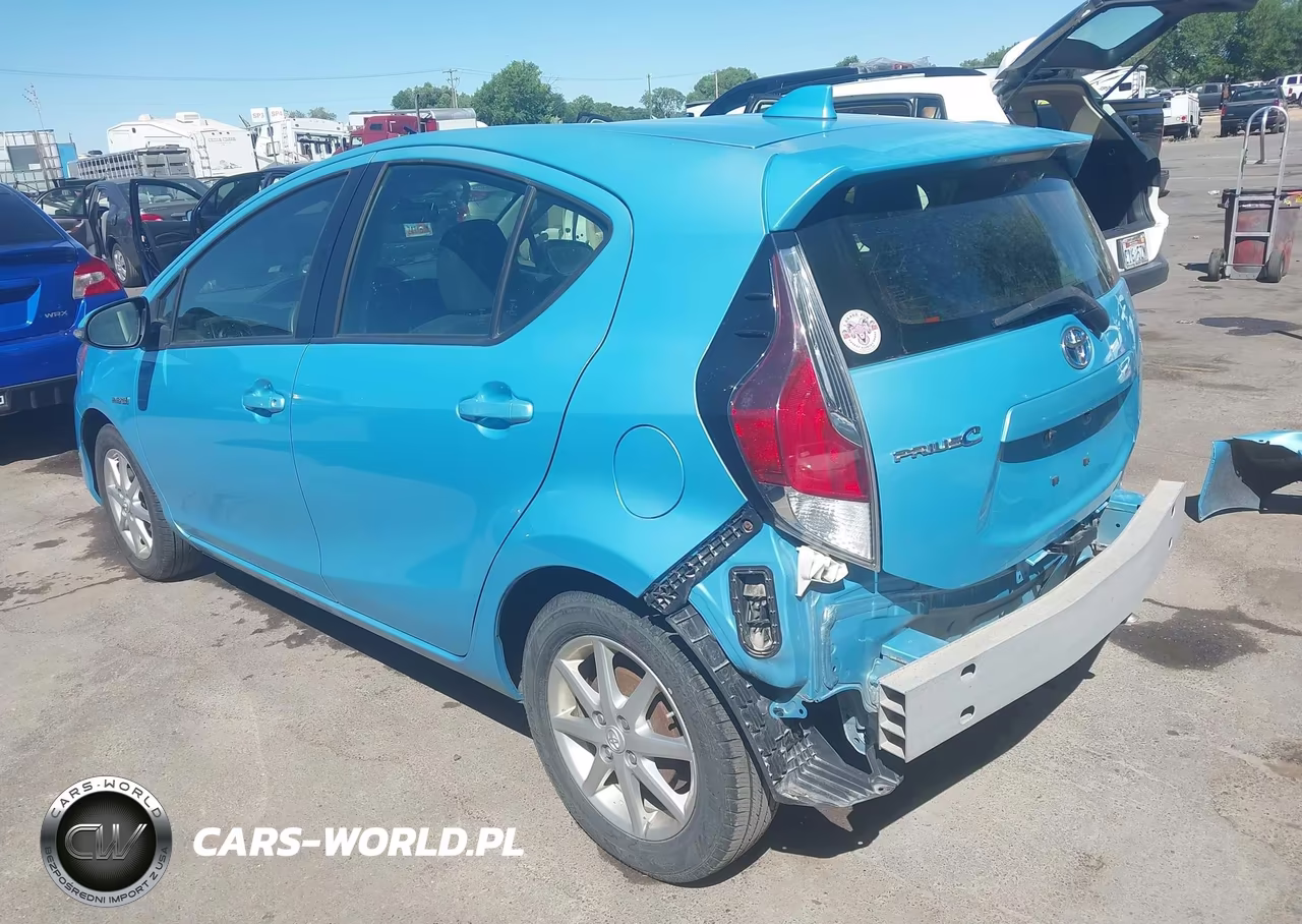 2015 Toyota Prius C Three VIN:JTDKDTB37F1113095 - 3