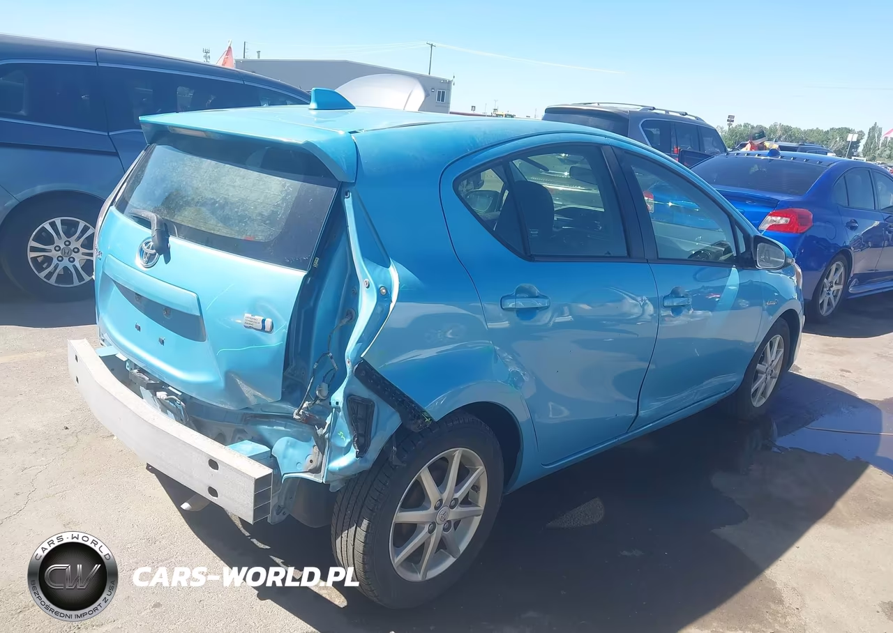 2015 Toyota Prius C Three VIN:JTDKDTB37F1113095 - 4