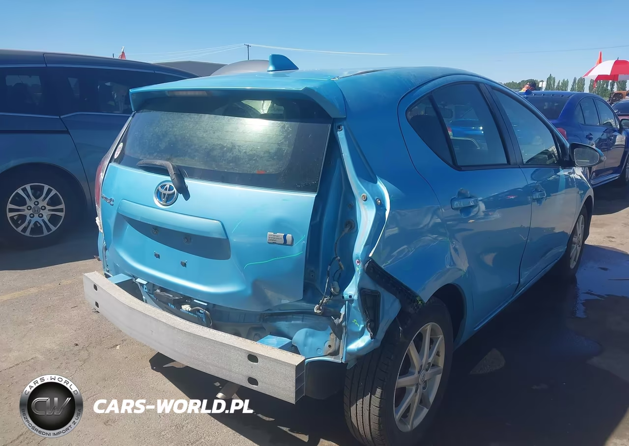 2015 Toyota Prius C Three VIN:JTDKDTB37F1113095 - 6