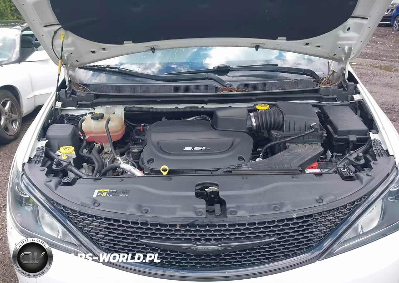 2018 Chrysler Pacifica Touring L VIN:2C4RC1BG8JR158012 - 10