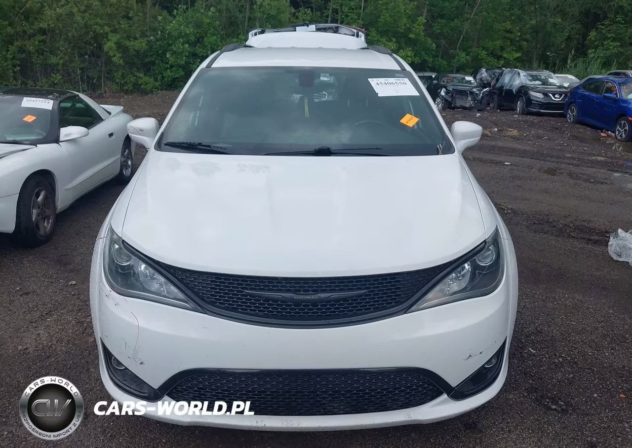 2018 Chrysler Pacifica Touring L VIN:2C4RC1BG8JR158012 - 13