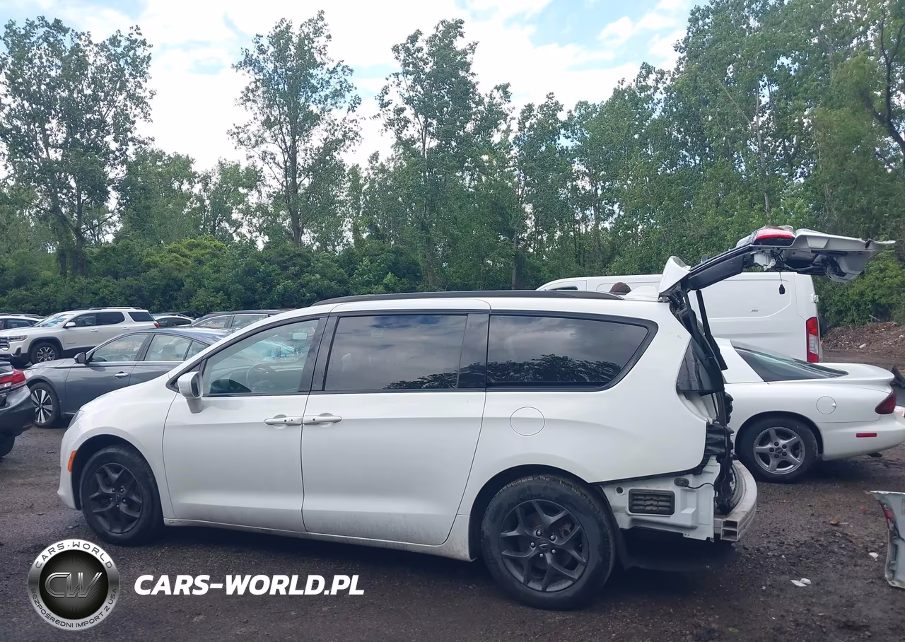 2018 Chrysler Pacifica Touring L VIN:2C4RC1BG8JR158012 - 15