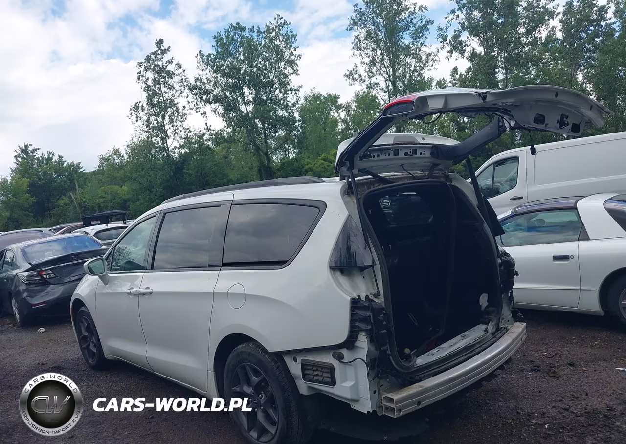 2018 Chrysler Pacifica Touring L VIN:2C4RC1BG8JR158012 - 3