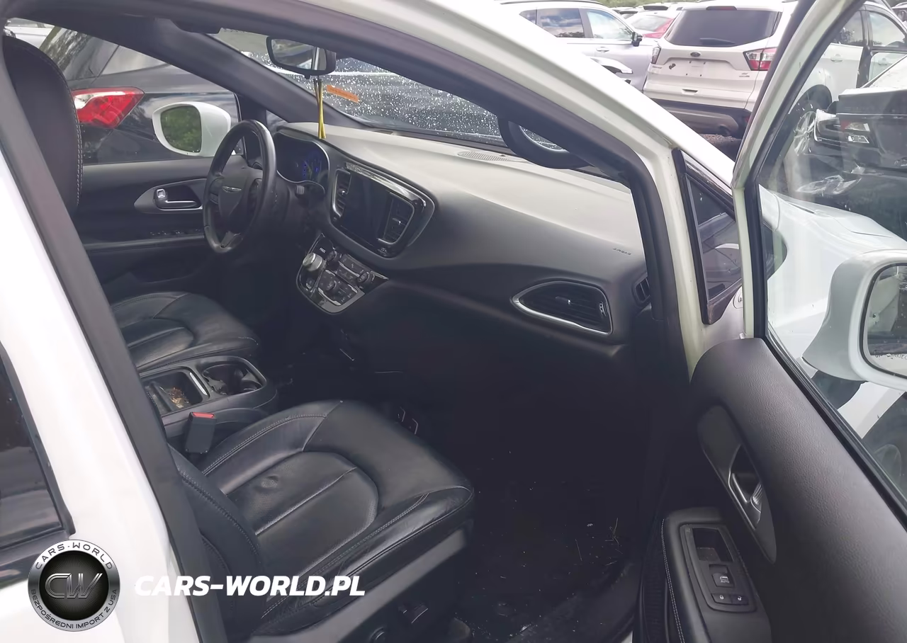 2018 Chrysler Pacifica Touring L VIN:2C4RC1BG8JR158012 - 5