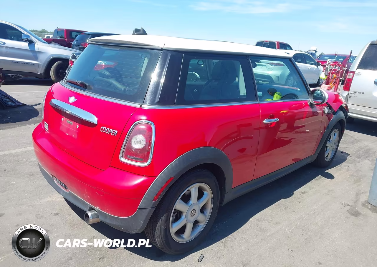 2008 Mini Cooper VIN:WMWMF335X8TT62966 - 4
