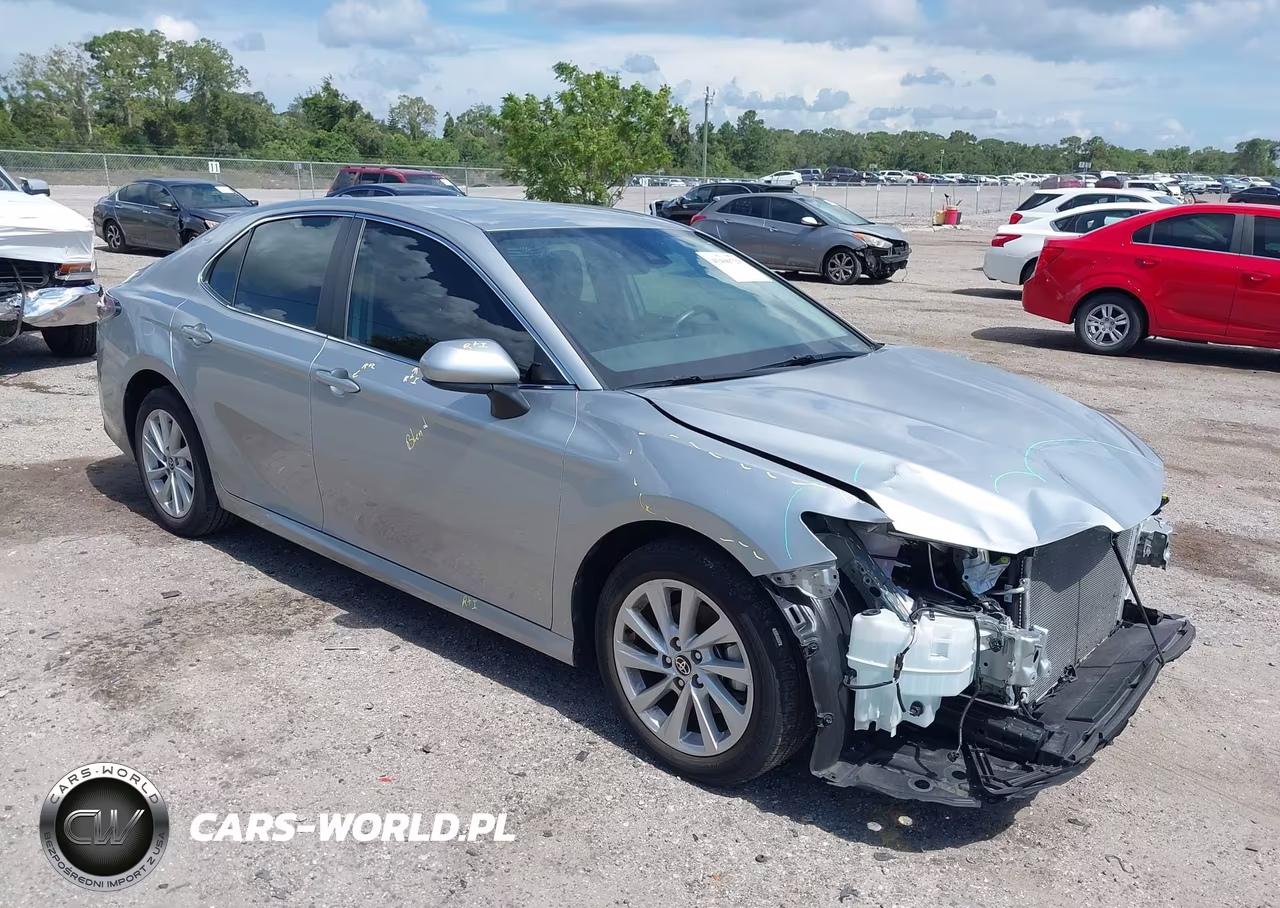 2022 Toyota Camry Le – zdjęcie 1 z 16