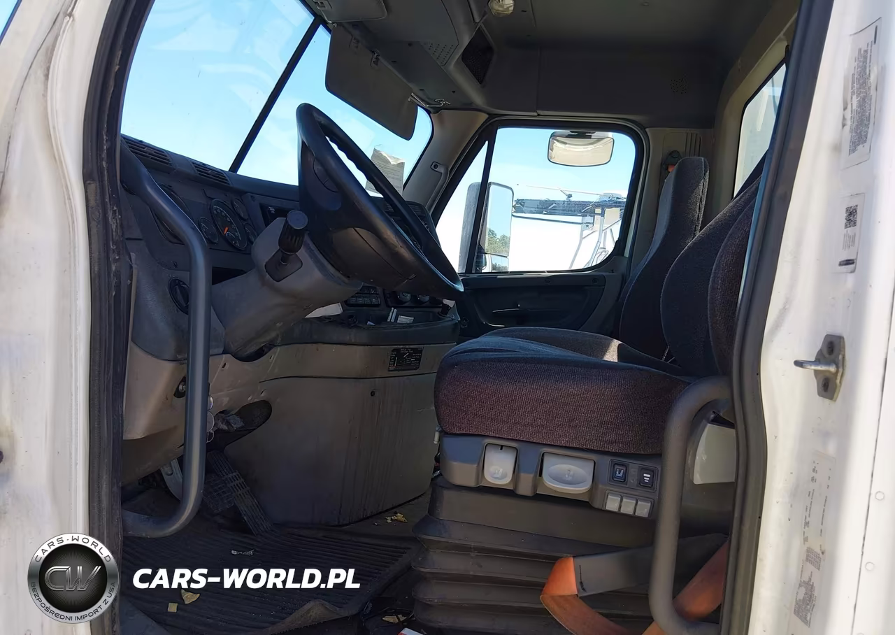 2018 Freightliner Cascadia 113 VIN:1FUBGBDV2JLJP2898 - 7
