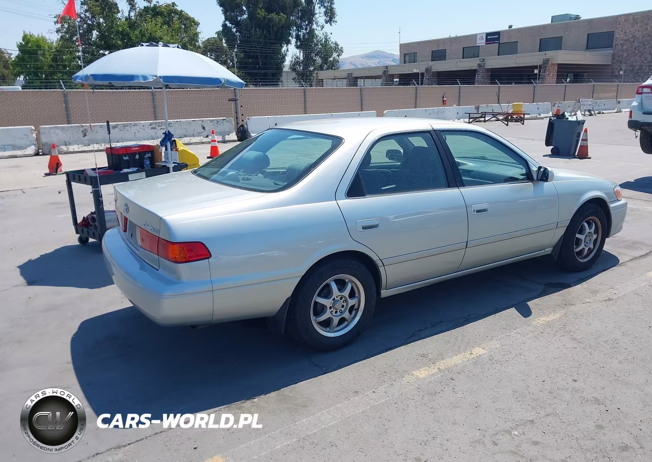 2001 Toyota Camry Le VIN:JT2BG22KX10550279 - 4