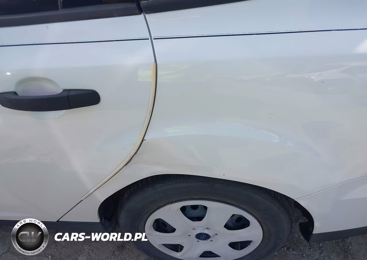 2018 Ford Focus S VIN:1FADP3E27JL240578 - 6