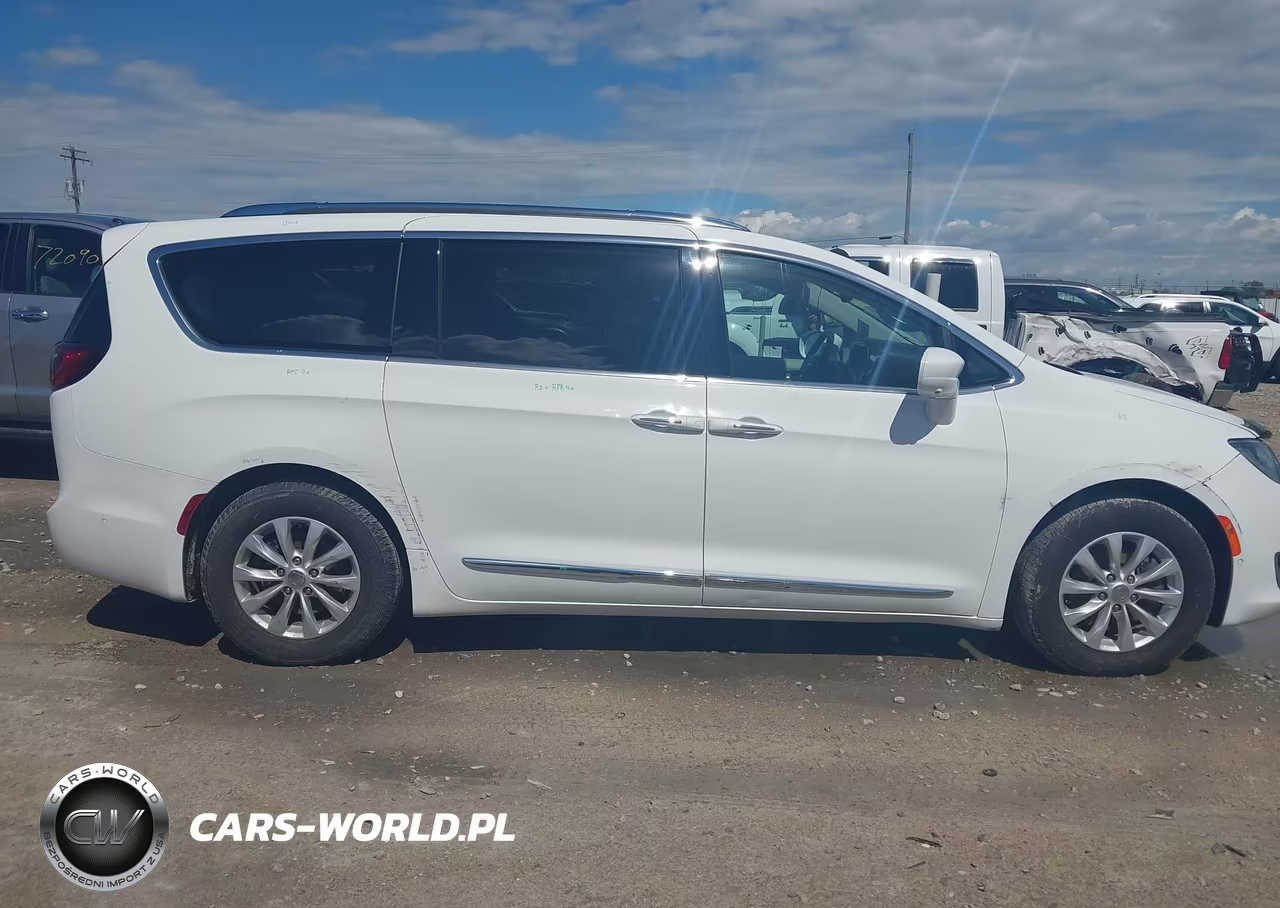 2018 Chrysler Pacifica Touring L Plus VIN:2C4RC1EG5JR338611 - 13
