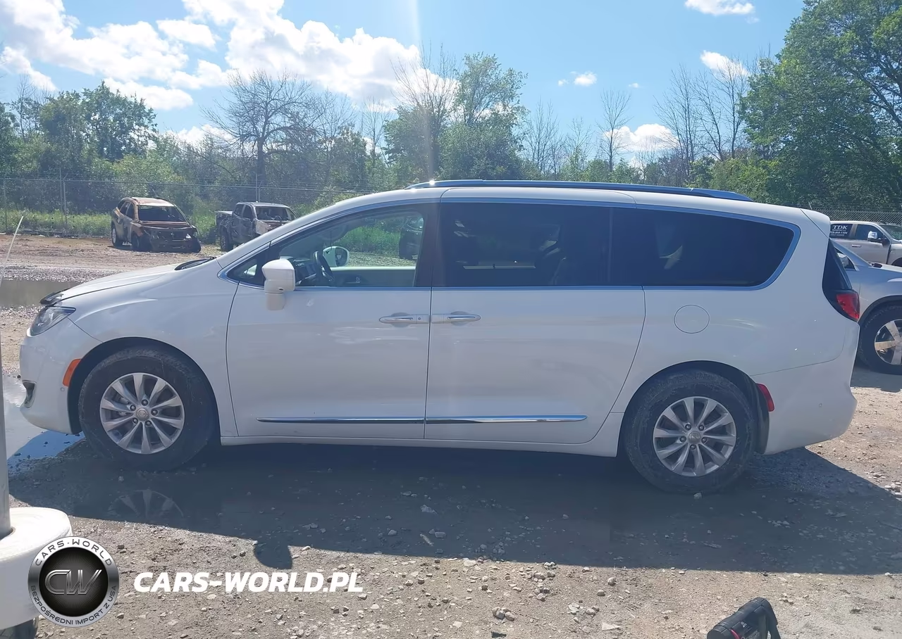 2018 Chrysler Pacifica Touring L Plus VIN:2C4RC1EG5JR338611 - 14