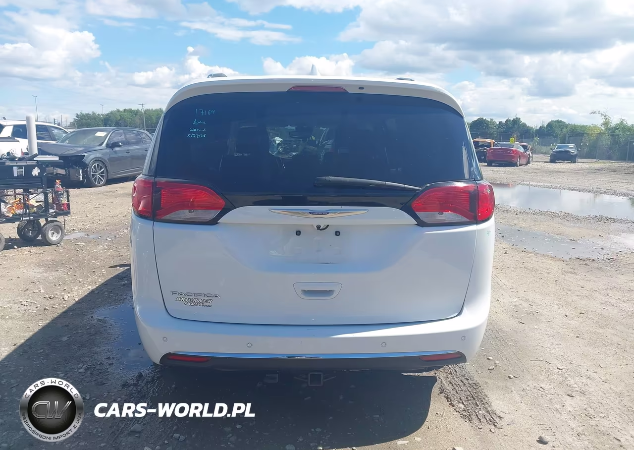 2018 Chrysler Pacifica Touring L Plus VIN:2C4RC1EG5JR338611 - 16