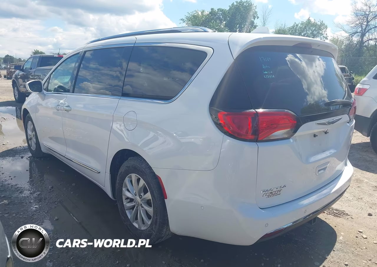 2018 Chrysler Pacifica Touring L Plus VIN:2C4RC1EG5JR338611 - 3