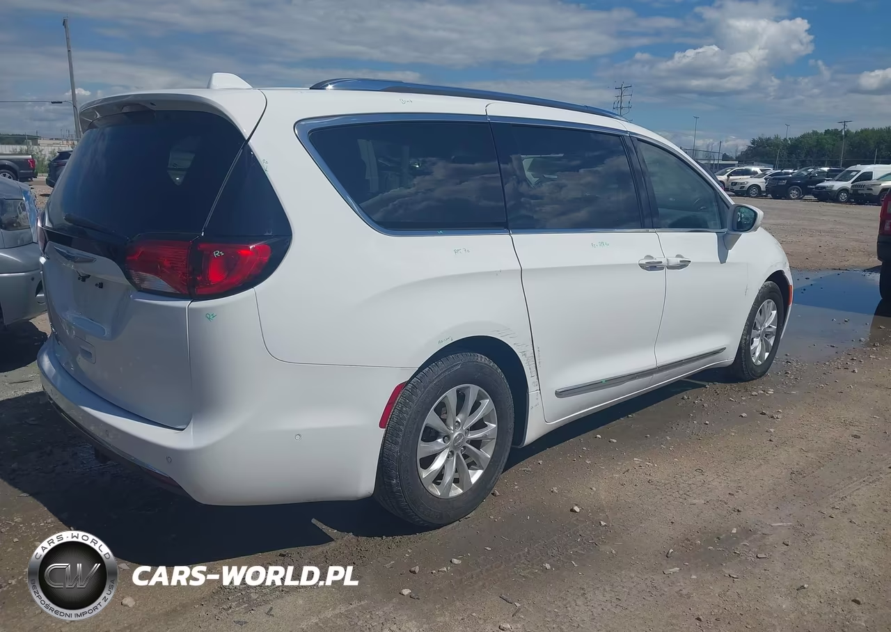 2018 Chrysler Pacifica Touring L Plus VIN:2C4RC1EG5JR338611 - 4