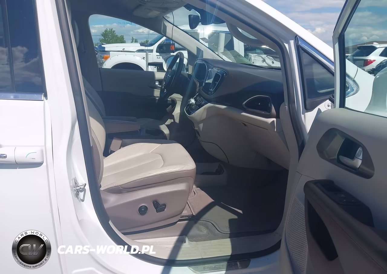 2018 Chrysler Pacifica Touring L Plus VIN:2C4RC1EG5JR338611 - 5