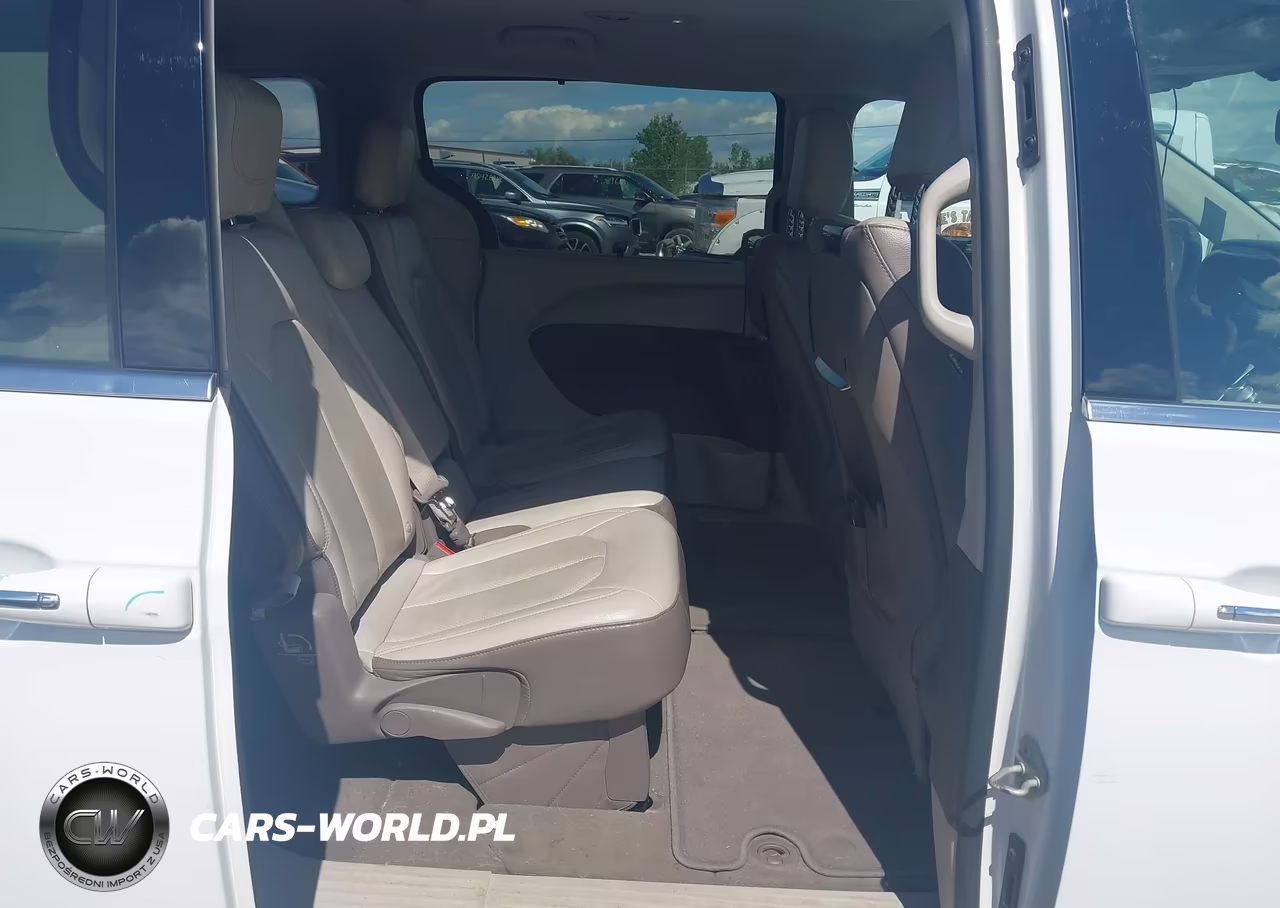 2018 Chrysler Pacifica Touring L Plus VIN:2C4RC1EG5JR338611 - 8