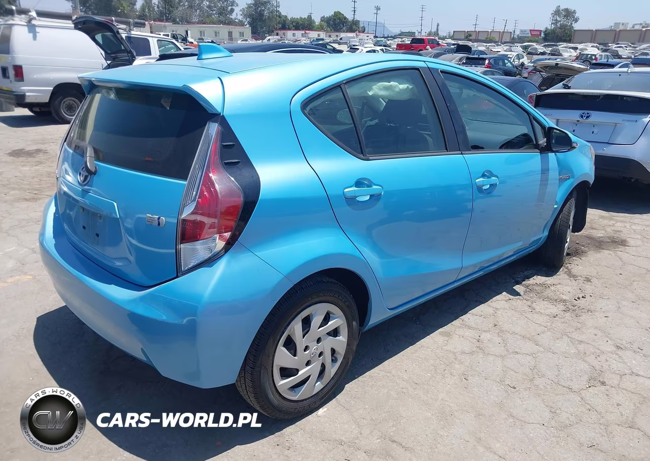 2015 Toyota Prius C Two VIN:JTDKDTB35F1108672 - 4