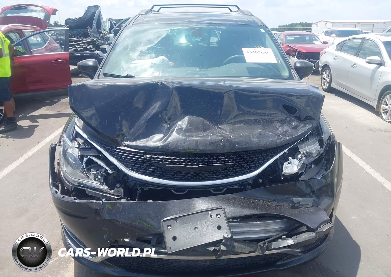 2020 Chrysler Pacifica Touring VIN:2C4RC1FG4LR143360 - 12