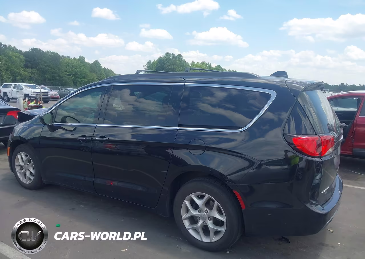 2020 Chrysler Pacifica Touring VIN:2C4RC1FG4LR143360 - 14