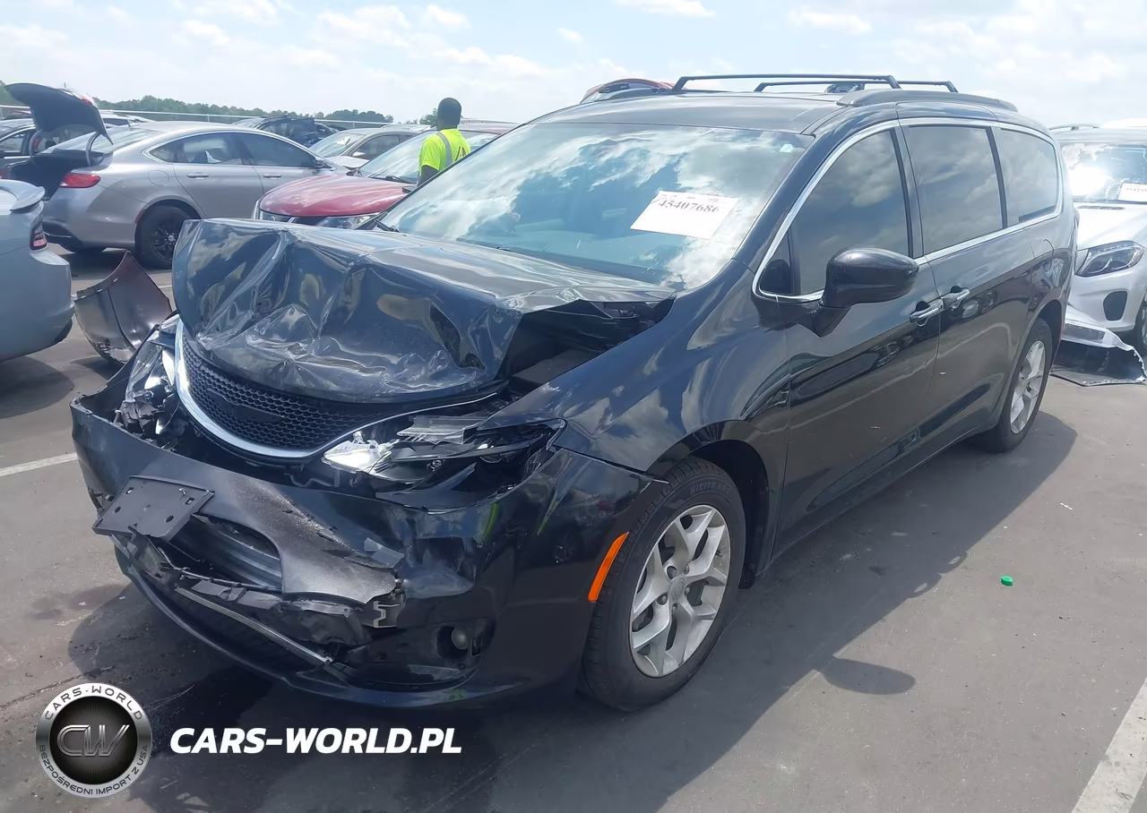 2020 Chrysler Pacifica Touring VIN:2C4RC1FG4LR143360 - 2