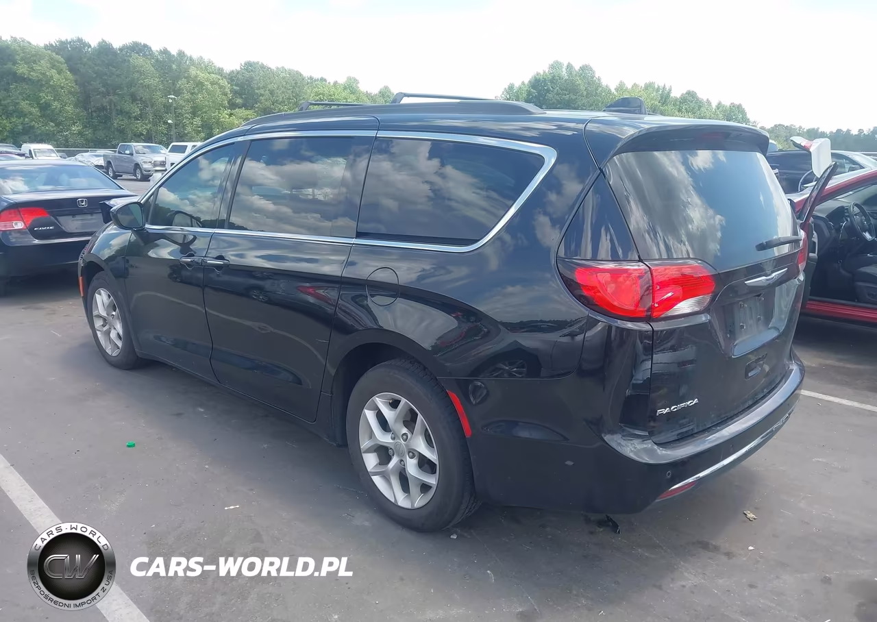 2020 Chrysler Pacifica Touring VIN:2C4RC1FG4LR143360 - 3