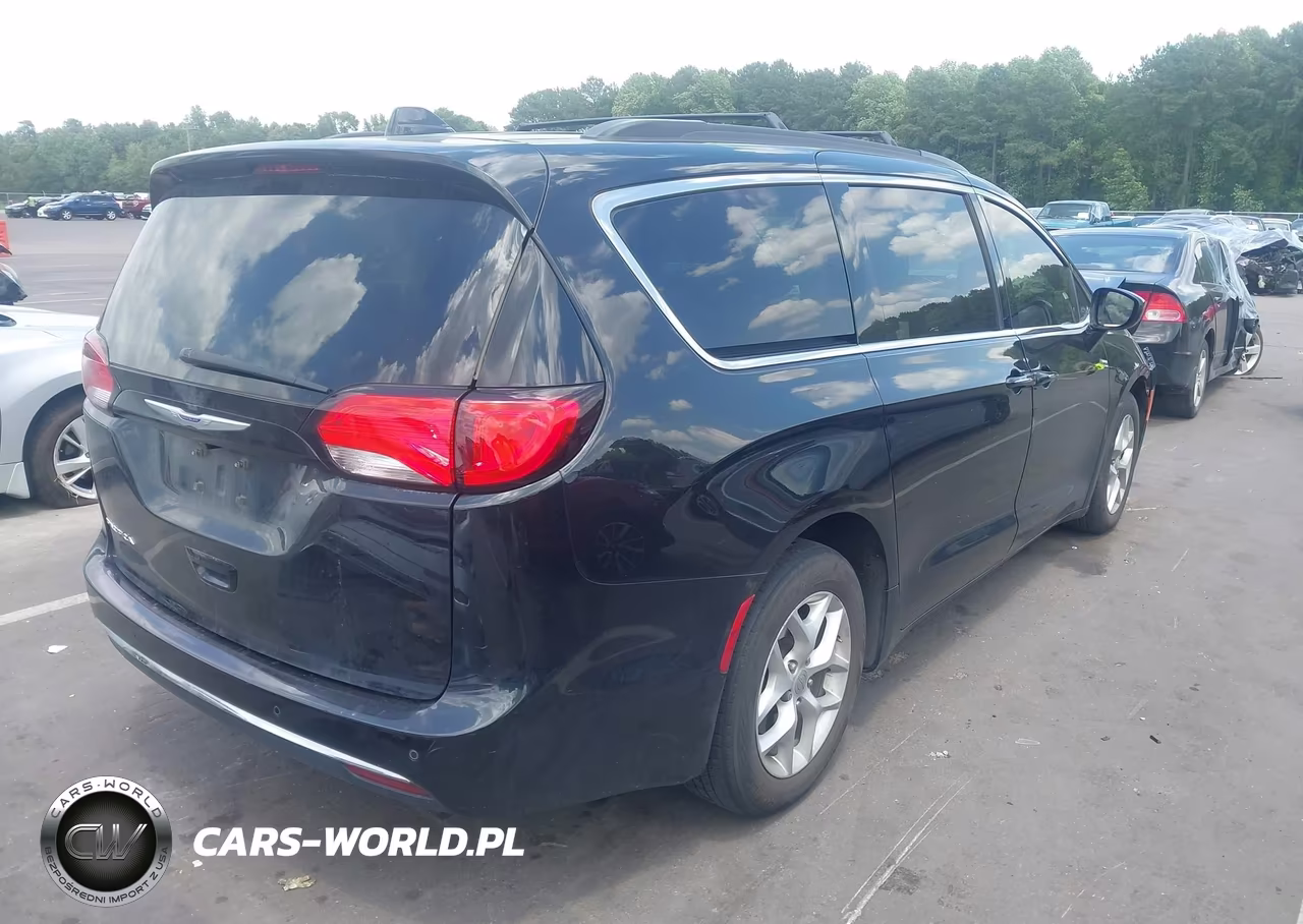 2020 Chrysler Pacifica Touring VIN:2C4RC1FG4LR143360 - 4