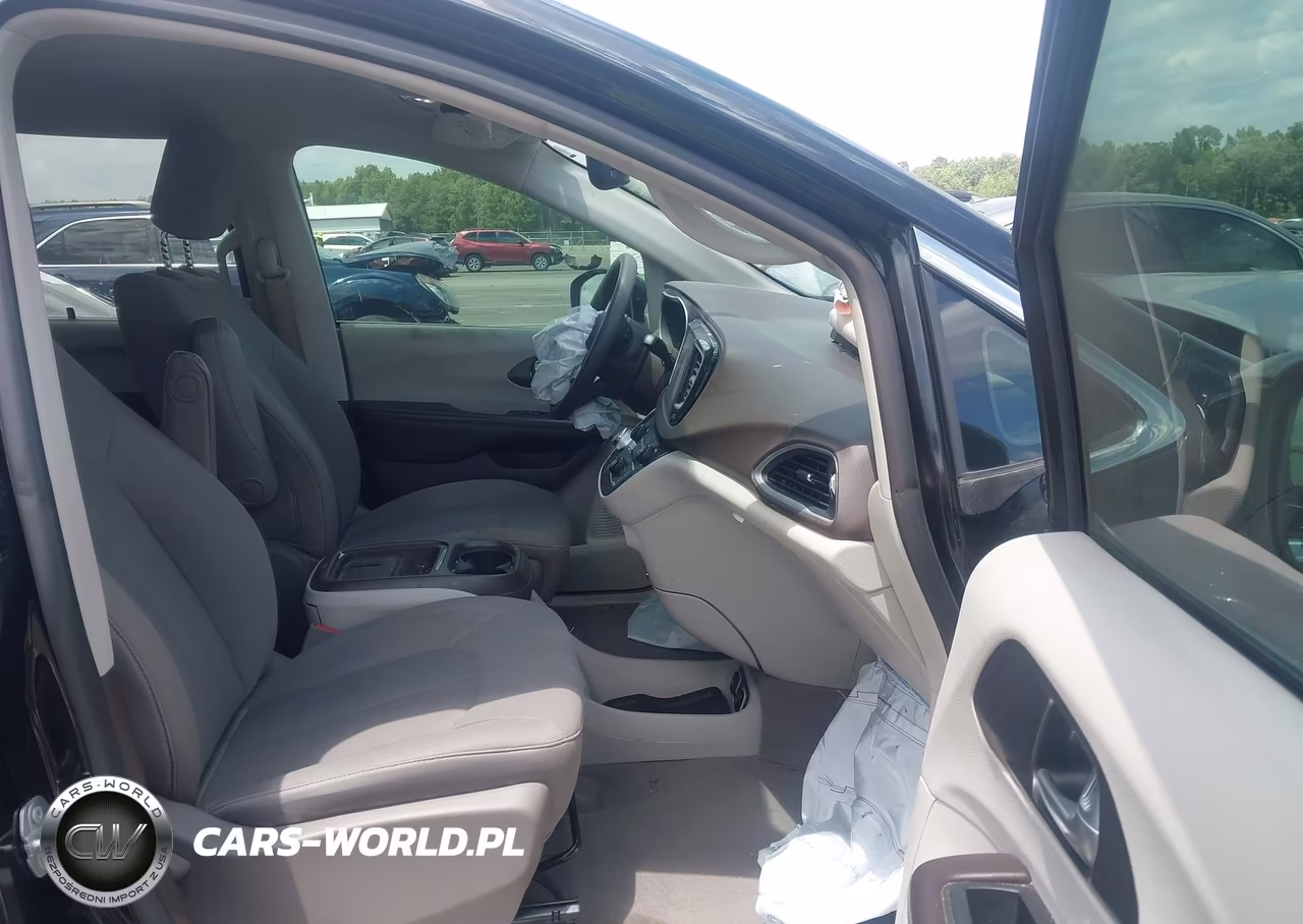 2020 Chrysler Pacifica Touring VIN:2C4RC1FG4LR143360 - 5