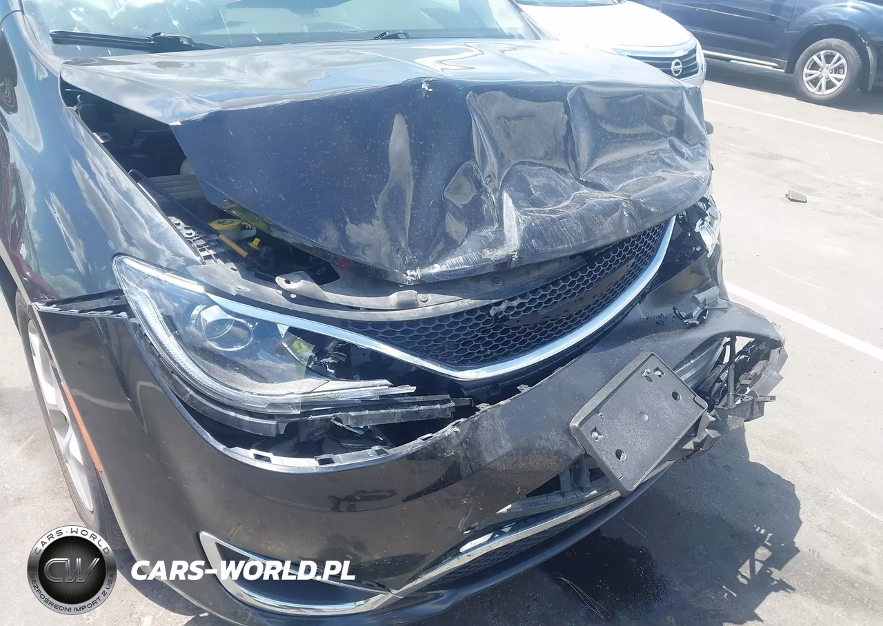 2020 Chrysler Pacifica Touring VIN:2C4RC1FG4LR143360 - 6