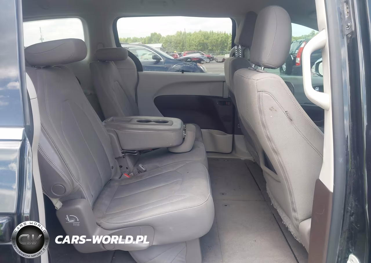 2020 Chrysler Pacifica Touring VIN:2C4RC1FG4LR143360 - 8