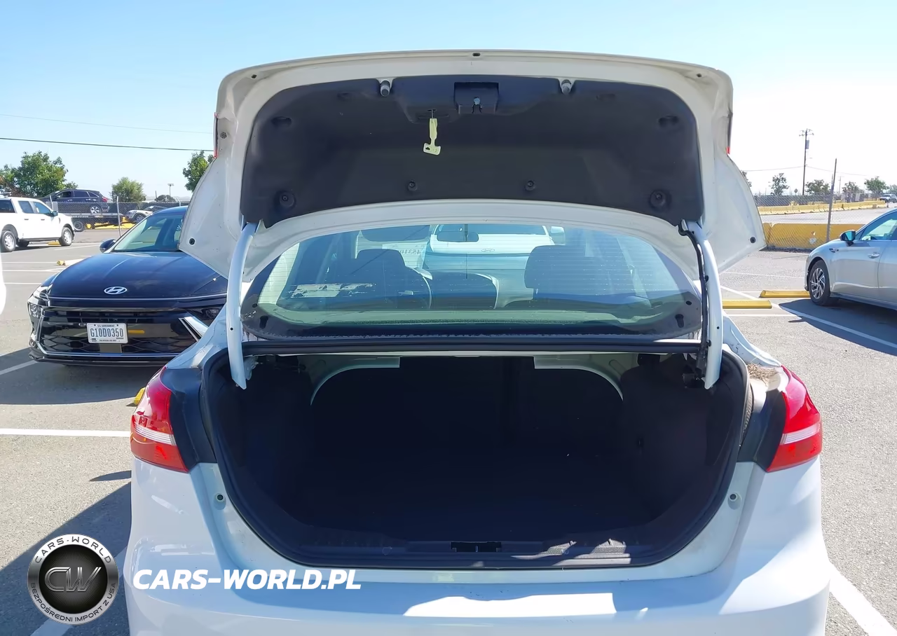 2018 Ford Focus Se VIN:1FADP3F25JL328544 - 12