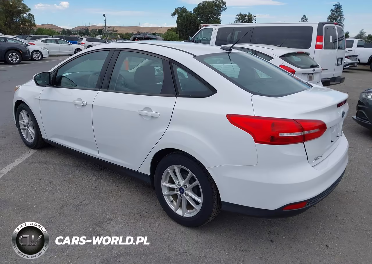 2018 Ford Focus Se VIN:1FADP3F25JL328544 - 3