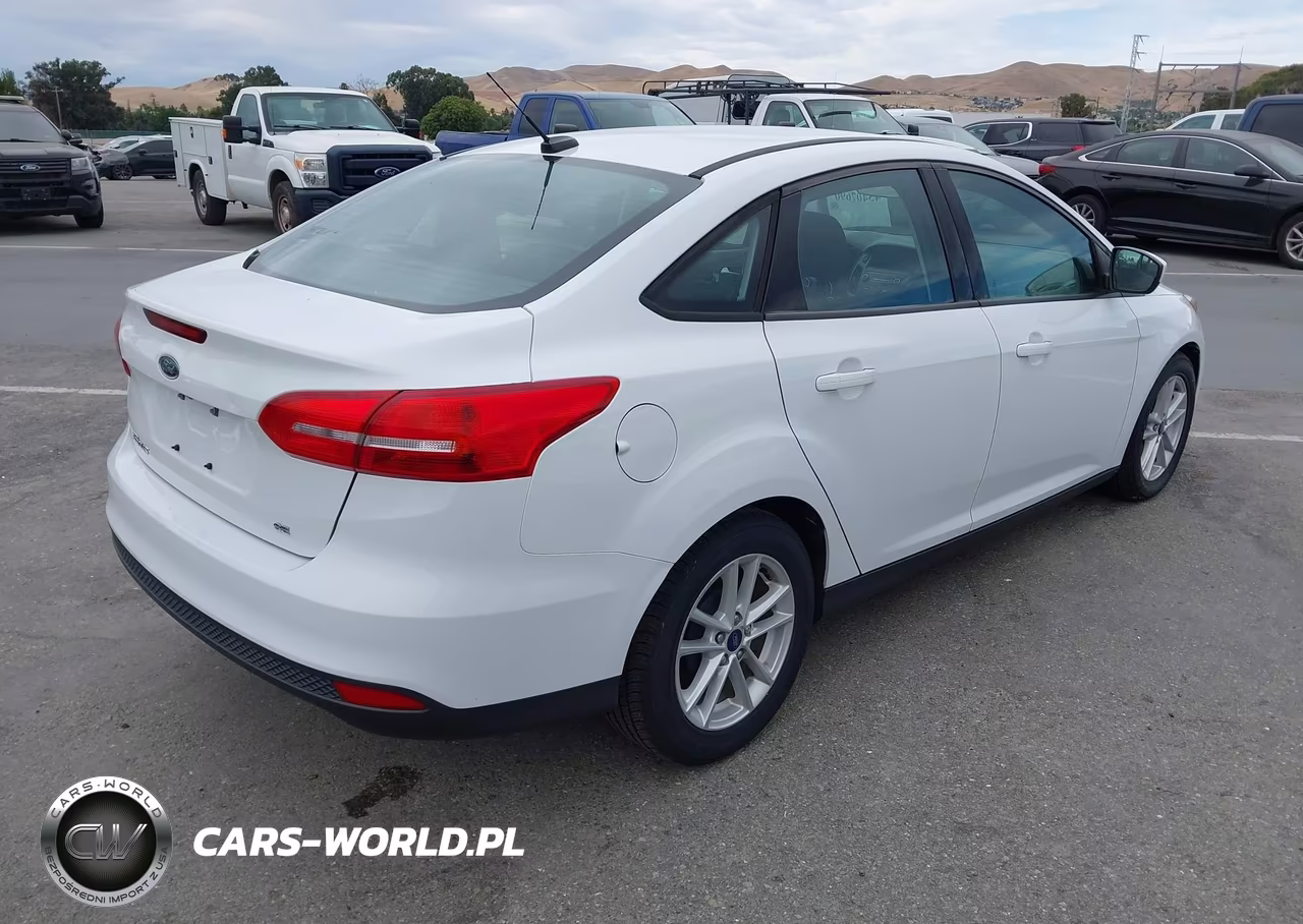 2018 Ford Focus Se VIN:1FADP3F25JL328544 - 4