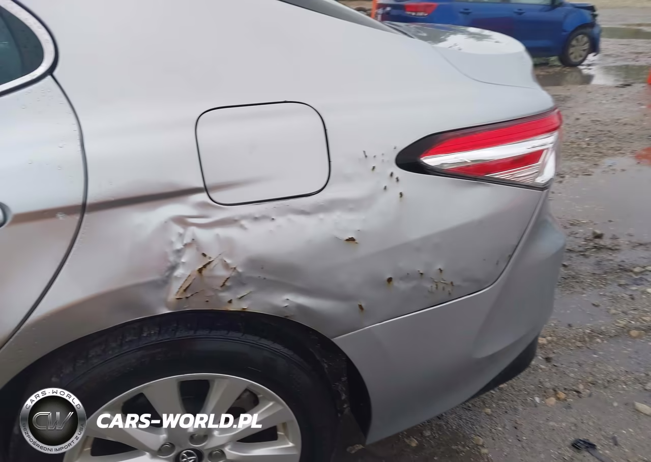 2018 Toyota Camry Le VIN:4T1B11HK9JU074976 - 17