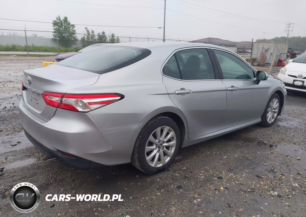 2018 Toyota Camry Le VIN:4T1B11HK9JU074976 - 4