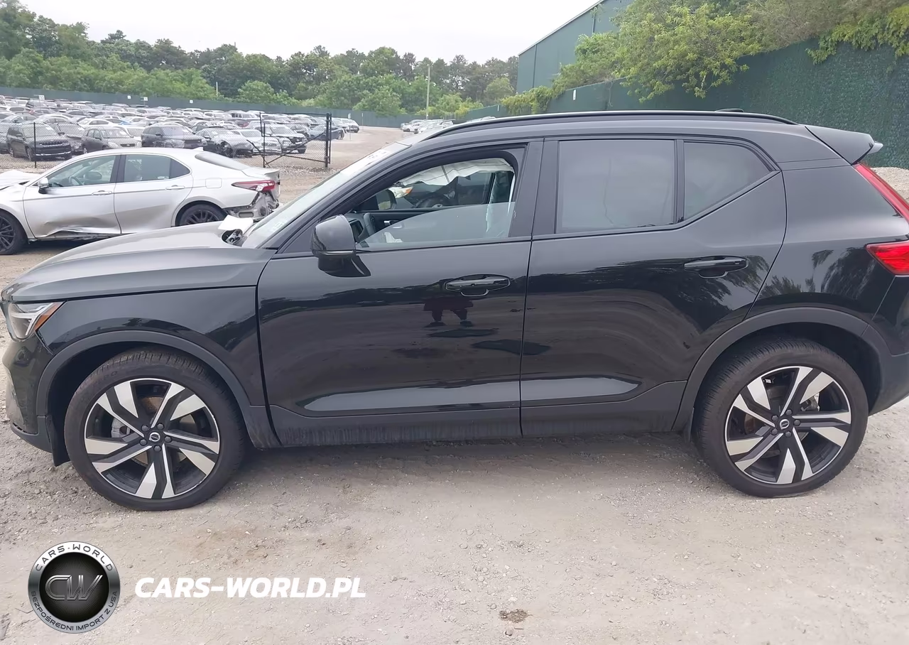 2025 Volvo Xc40 B5 Plus Dark Theme VIN:YV4L12UCXS2517336 - 14