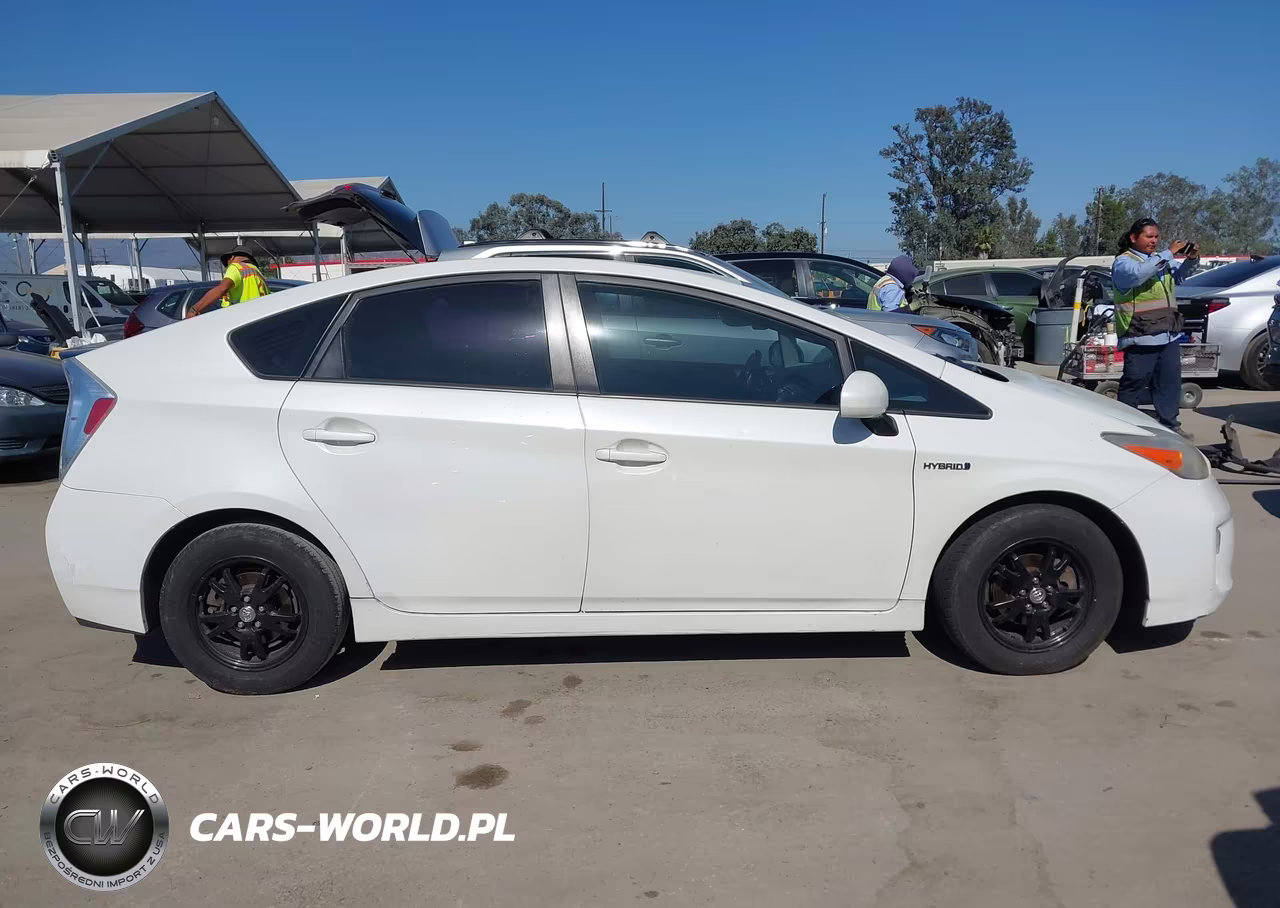 2015 Toyota Prius Two VIN:JTDKN3DU1F1997814 - 13