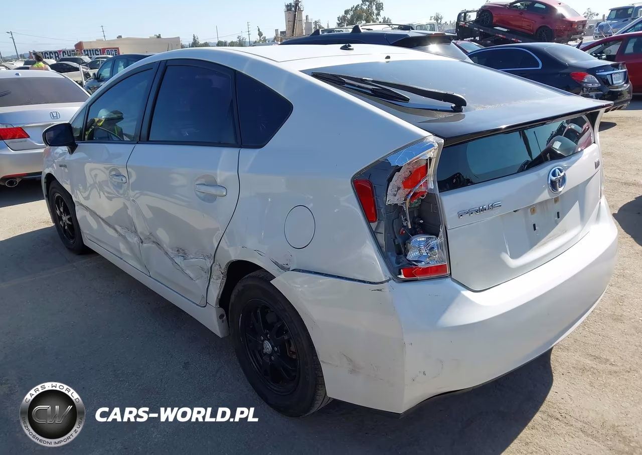 2015 Toyota Prius Two VIN:JTDKN3DU1F1997814 - 3