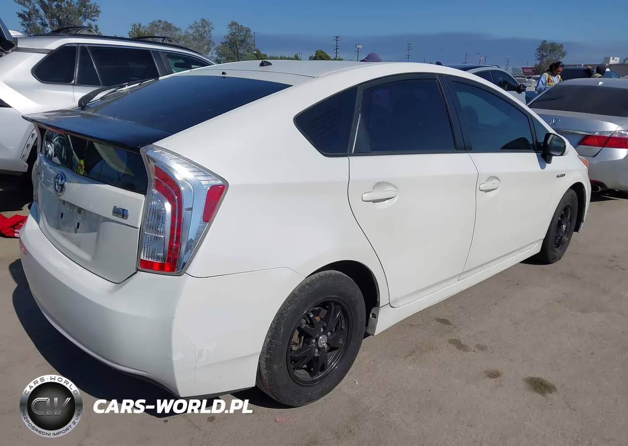 2015 Toyota Prius Two VIN:JTDKN3DU1F1997814 - 4