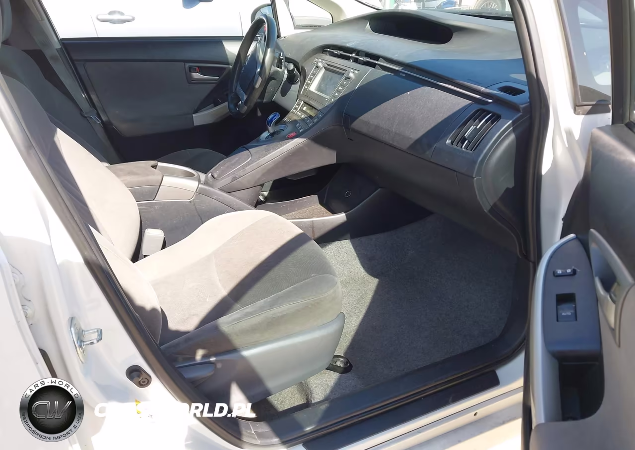 2015 Toyota Prius Two VIN:JTDKN3DU1F1997814 - 5