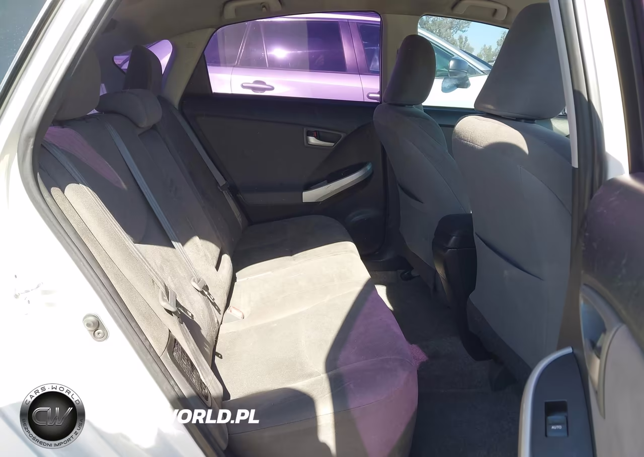 2015 Toyota Prius Two VIN:JTDKN3DU1F1997814 - 8