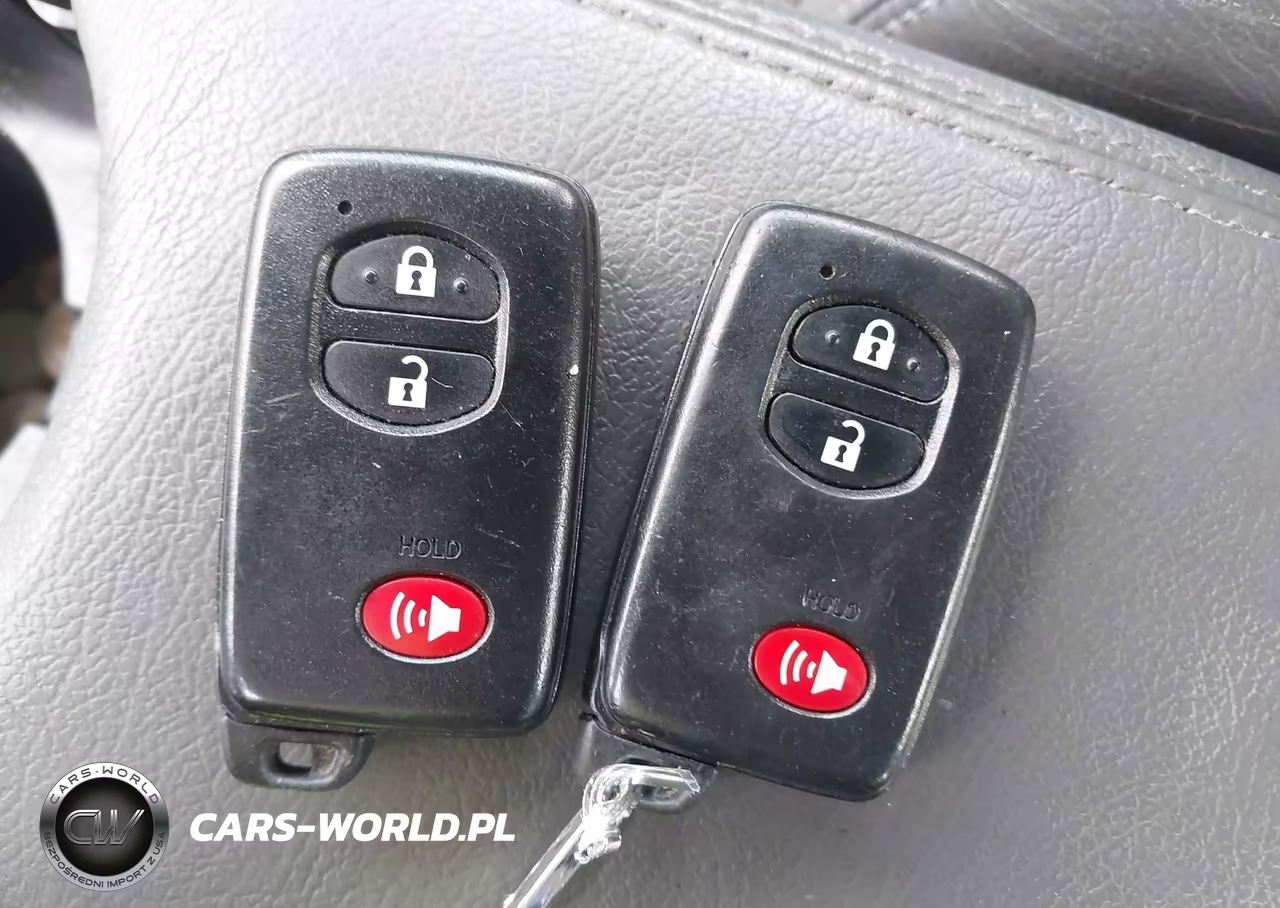 2013 Toyota Prius Two VIN:JTDKN3DU5D5564907 - 11
