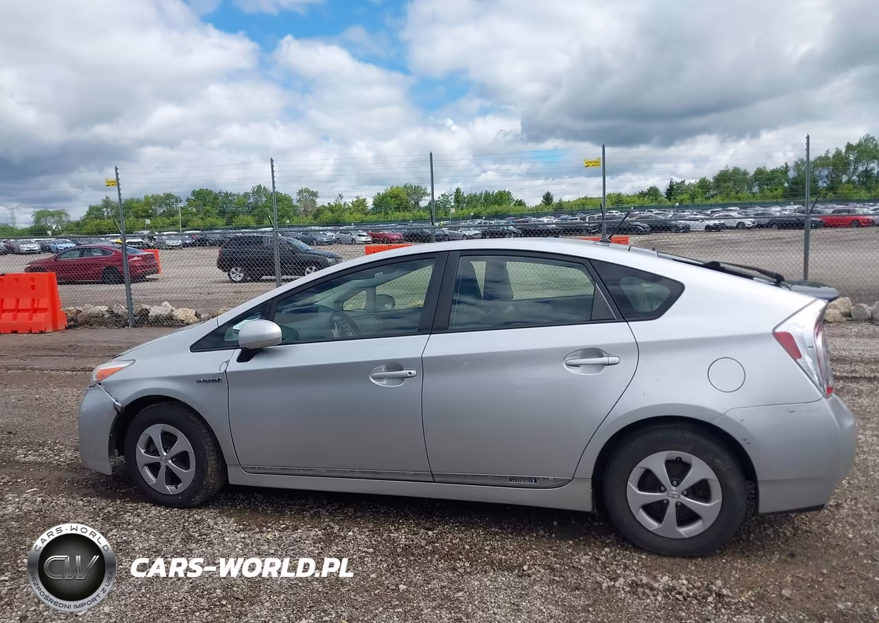 2013 Toyota Prius Two VIN:JTDKN3DU5D5564907 - 14