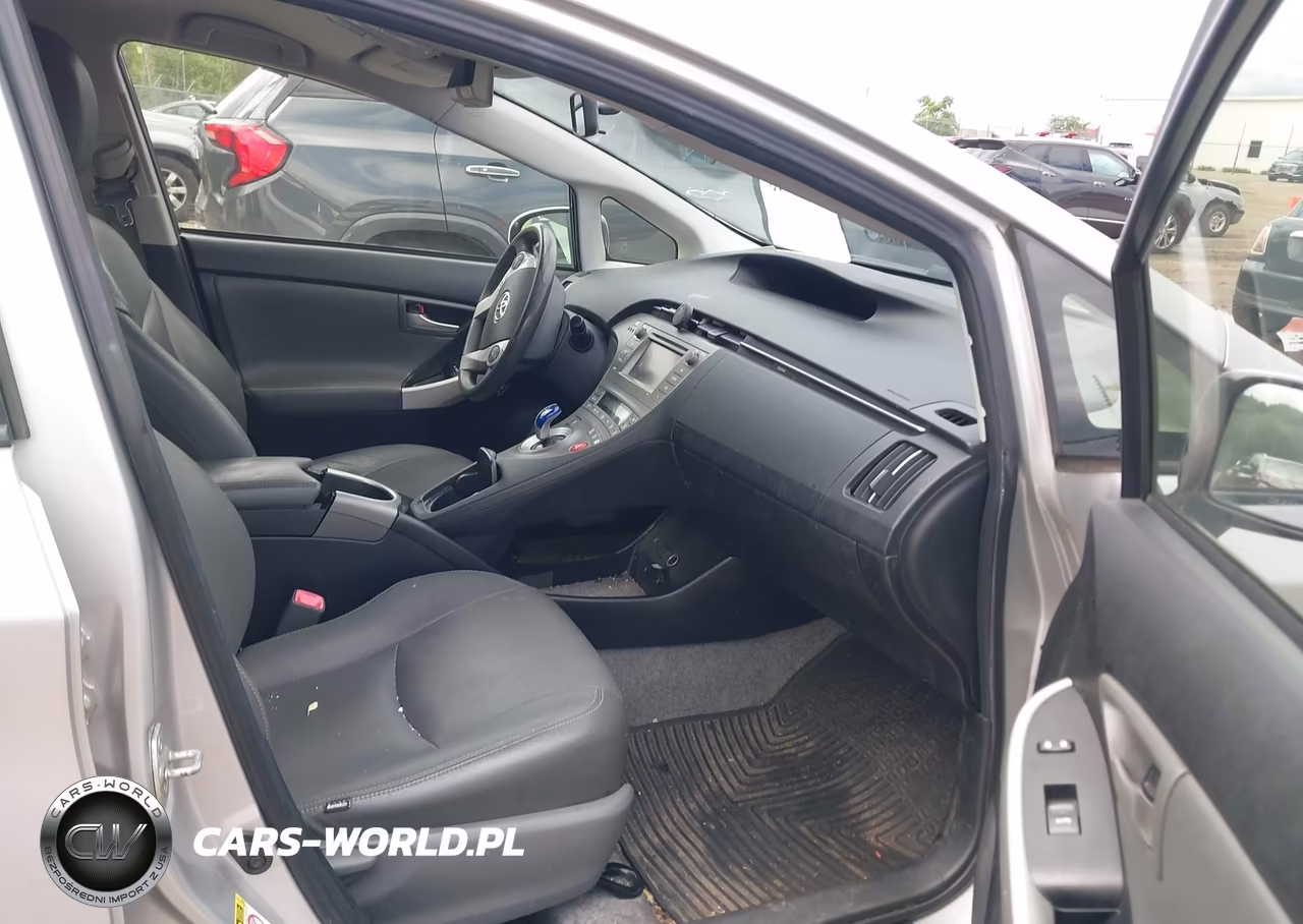 2013 Toyota Prius Two VIN:JTDKN3DU5D5564907 - 5