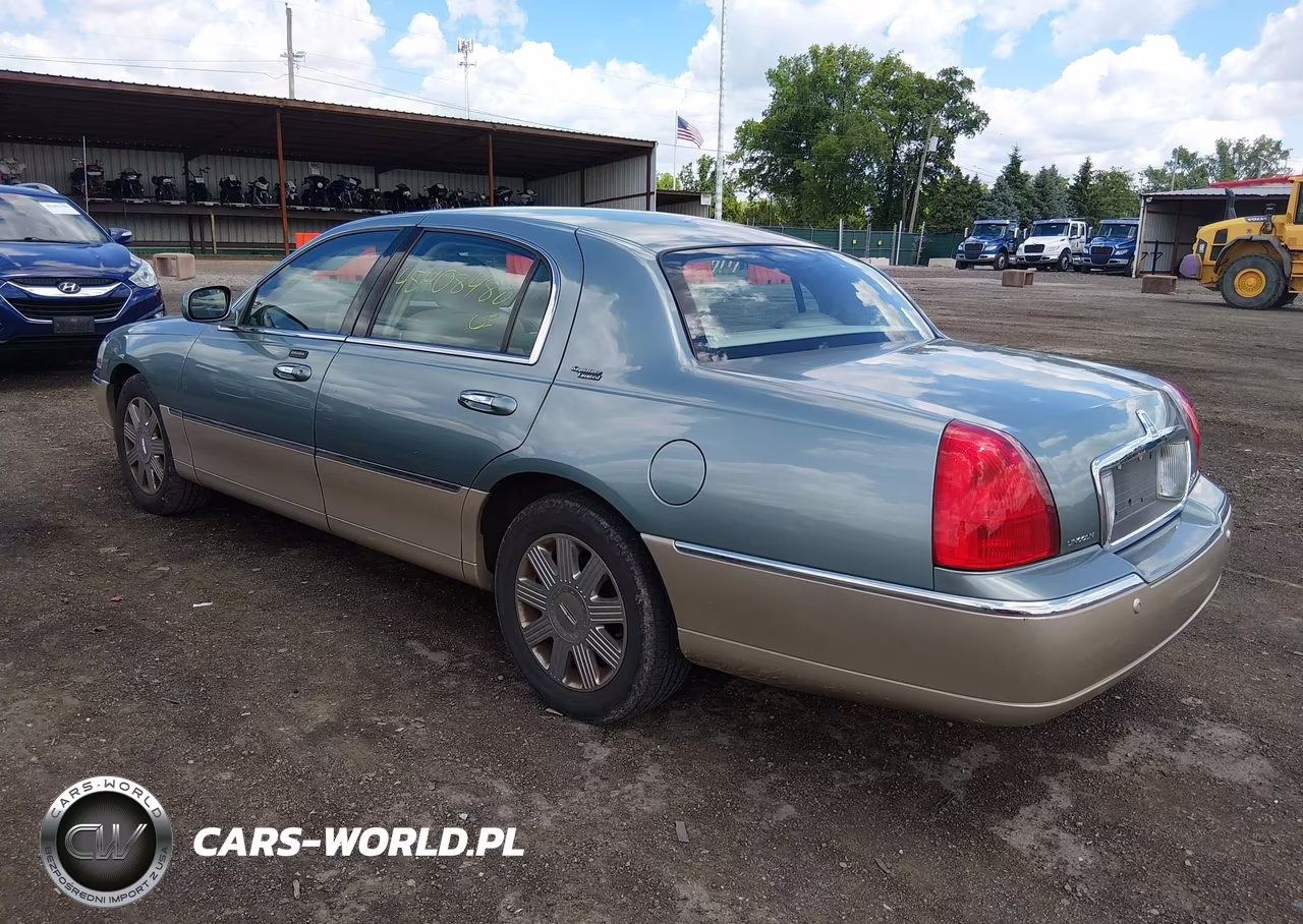 2005 Lincoln Town Car Signature Limited VIN:1LNHM82W95Y647296 - 3