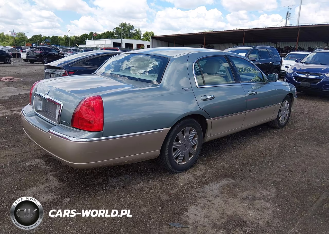 2005 Lincoln Town Car Signature Limited VIN:1LNHM82W95Y647296 - 4