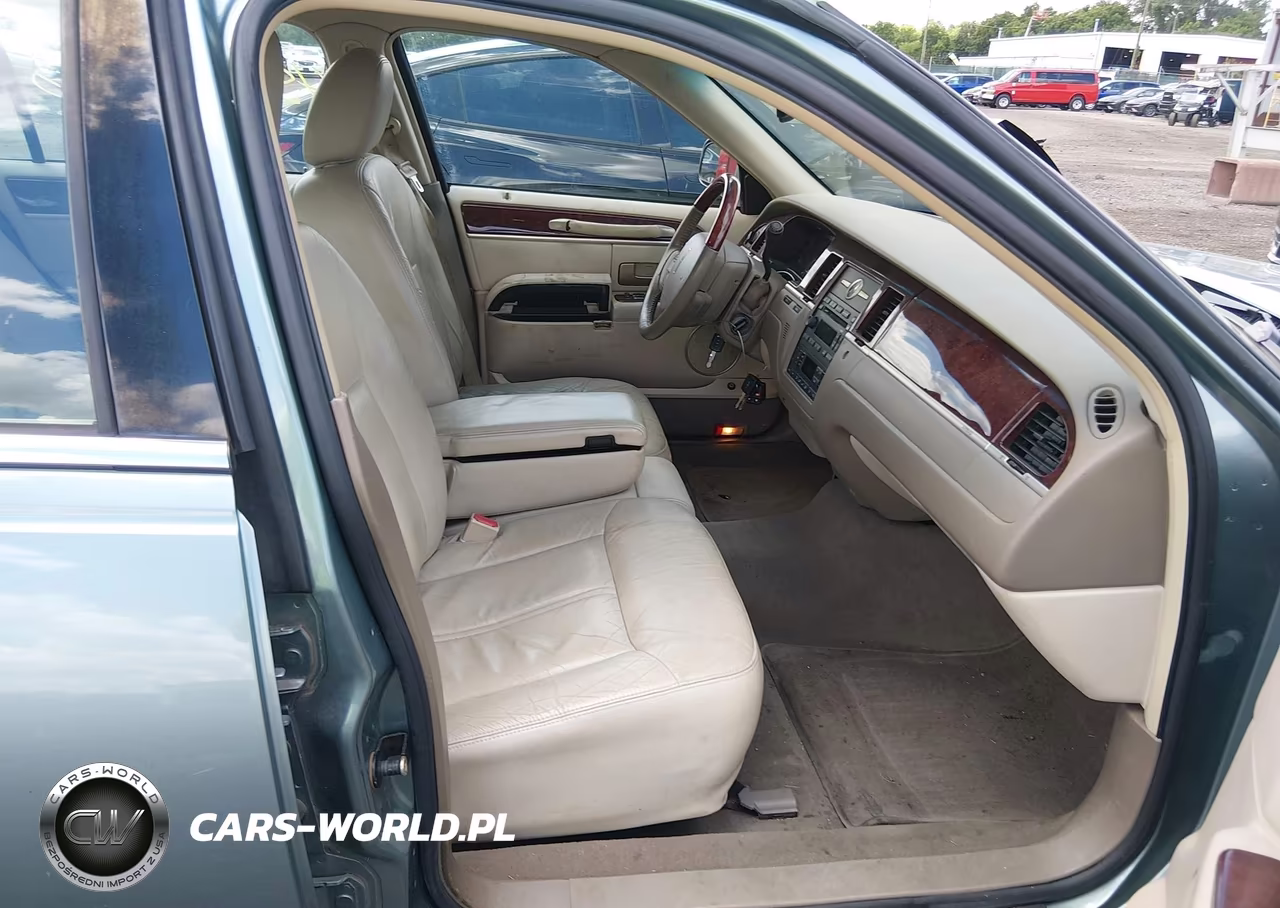 2005 Lincoln Town Car Signature Limited VIN:1LNHM82W95Y647296 - 5